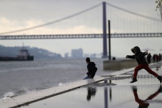Pont sur la Tage à Lisbonne. La Banque du Portugal (BdP) a revu vendredi en très nette hausse sa prévision de croissance pour cette année, à 2,7% contre 1,8% estimé précédemment. (archives)